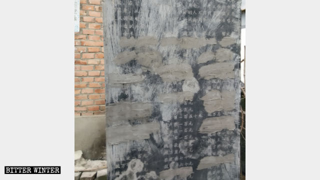 I nomi sulla stele dei benefattori di un tempio nel borgo di Mulan, nella contea di Yucheng, sono stati coperti