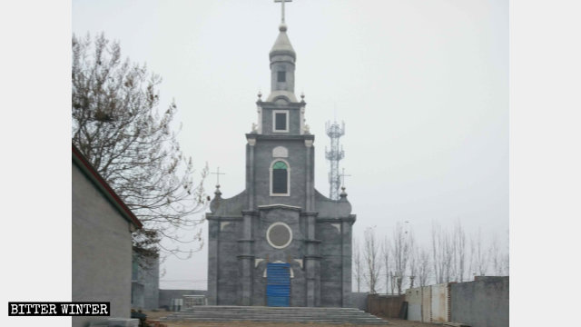 L'ingresso della chiesa di Dechao è stato bloccato e anche la sovrastante nicchia in cui era posta una statua del santo è stata coperta