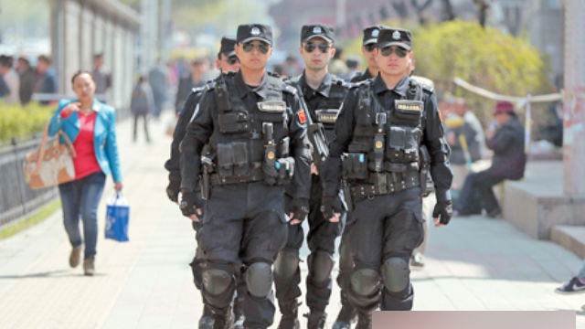 Nello Xinjiang vengono spesso impiegate forze speciali di polizia per «mantenere la stabilità»