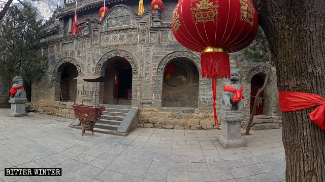 L'ingresso principale del tempio Lianhua, prima della chiusura
