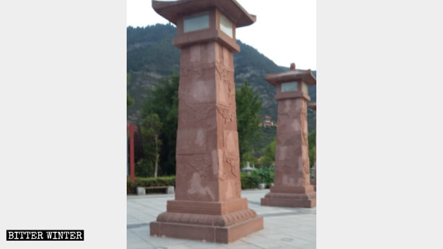 I motivi buddhisti sono stati raschiati via dai basamenti delle sculture in pietra