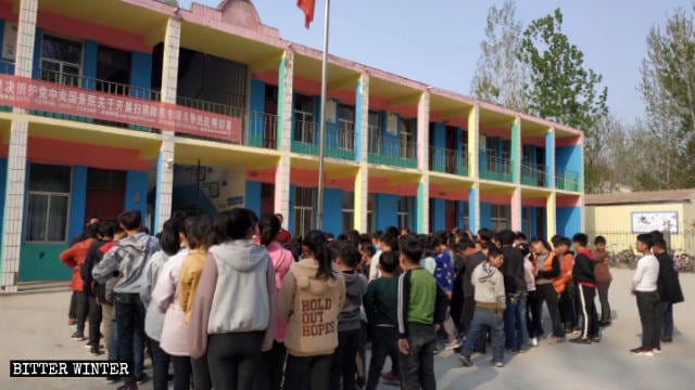 Su una scuola elementare è stato affisso uno striscione che recita: «Abbracciate risolutamente il piano strategico del Comitato Centrale del Partito Comunista e del Consiglio di Stato per avviare una battaglia speciale per fare pulizia dalle bande criminali ed eliminare il male»