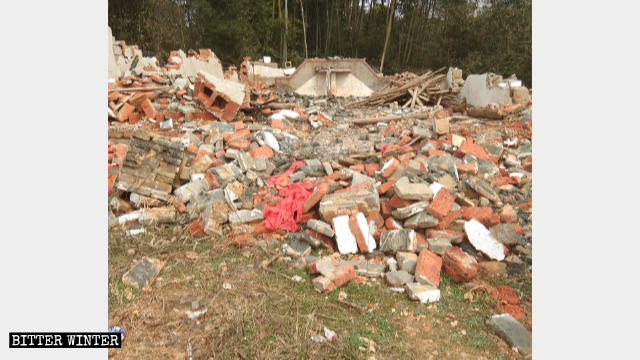 La chiesa delle Tre Autonomie di Chengjia, nel borgo di Guxiandu, ridotta in macerie