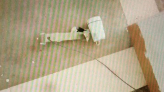 La telecamera di sorveglianza posta al primo piano viene abbattuta e gettata sul pavimento
