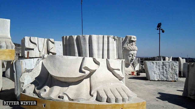 La statua di Guanyin è stata ridotta in 49 pezzi, gettati a terra