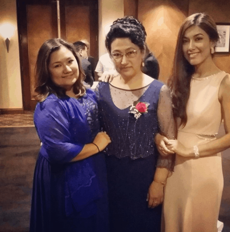 A sinistra l'autrice, Ziba Murat (a destra sua sorella), e al centro la dottoressa Gulshan Abbas
