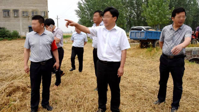 Funzionari governativi conducono un'ispezione in una contea dell'Henan