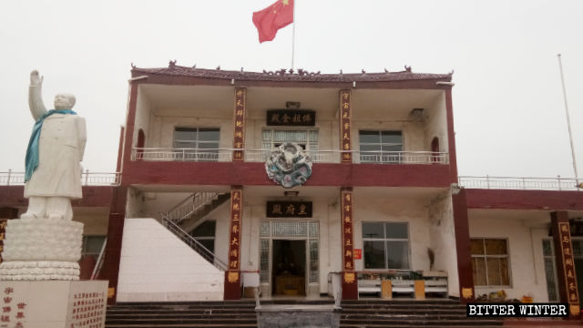 La statua di Mao Zedong fuori dal tempio