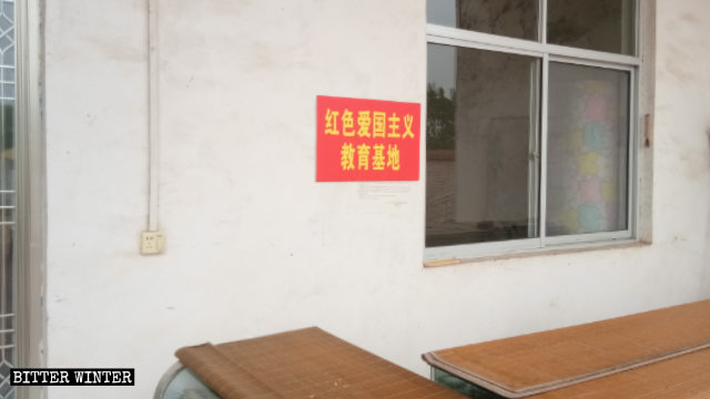 Su un cartello nel «Tempio del presidente Mao Buddha» è scritto «Base rossa di educazione patriottica»