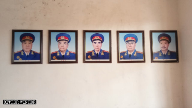 Le foto dei "dieci marescialli della Cina" appese su entrambi i lati del muro