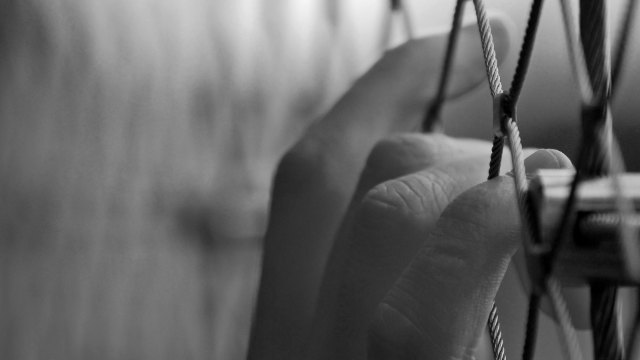 Denudate e fotografate dalle guardie carcerarie
