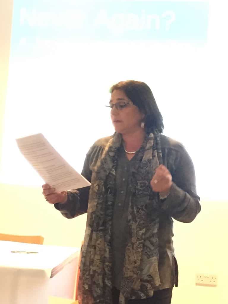 Mia Hasenson-Gross, direttrice della René Cassin Organization, dice al pubblico che le incarcerazioni degli uiguri costituiscono di fatto un "genocidio"