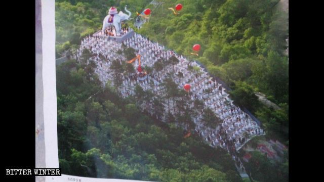 La montagna degli Arhat prima che le autorità rimuovessero 800 statue