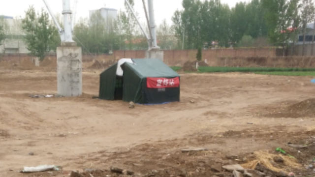 L'amministrazione locale ha inviato del personale a predisporre un posto di blocco vicino alla tomba del vescovo Fan e a sorvegliare la zona