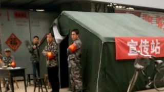 Poliziotti di guardia fuori dal villaggio