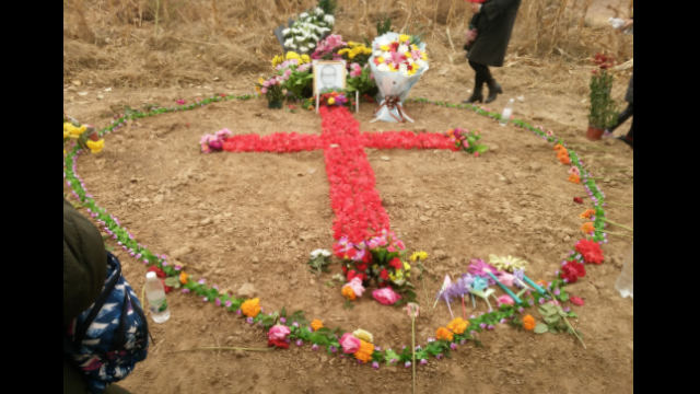 I fedeli hanno creato una croce con i fiori, per rendere omaggio al vescovo Fan, nel 2018