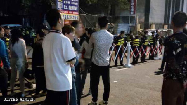 La polizia ha disposto un posto di blocco all'ingresso e ha fermato i fedeli all'esterno