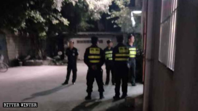 Agenti di polizia di guardia all'ingresso della chiesa