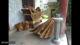 Le teste delle statue della Guanyin che sono state distrutte sono state lasciate a terra