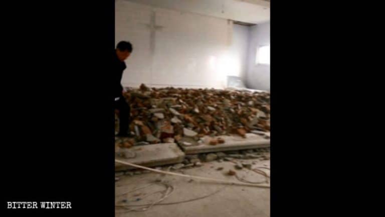 La pavimentazione del palco della chiesa smantellata