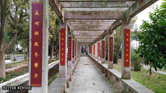 Uno degli slogan nel parco recita «Lavorare insieme e duramente contro gli xie jiao»