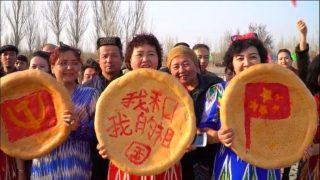 Da sinistra a destra pani nan uiguri “decorati” con la falce e martello del PCC, lo slogan «io e il mio Paese» e la bandiera cinese nel corso delle celebrazioni di primavera svoltesi a Turpan, nello Xinjiang