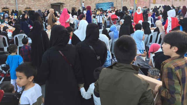 Gli uiguri si incontrano per l’Iftar a Zeytinburnu, un sobborgo di Istanbul