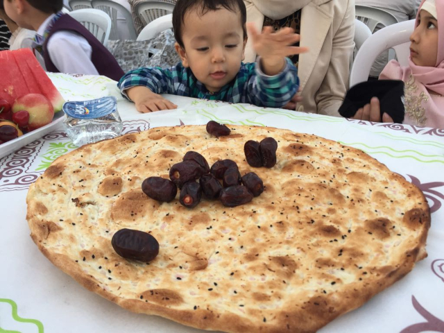 In attesa dell'inizio dell’iftar, i bambini riescono a malapena a contenere la loro eccitazione