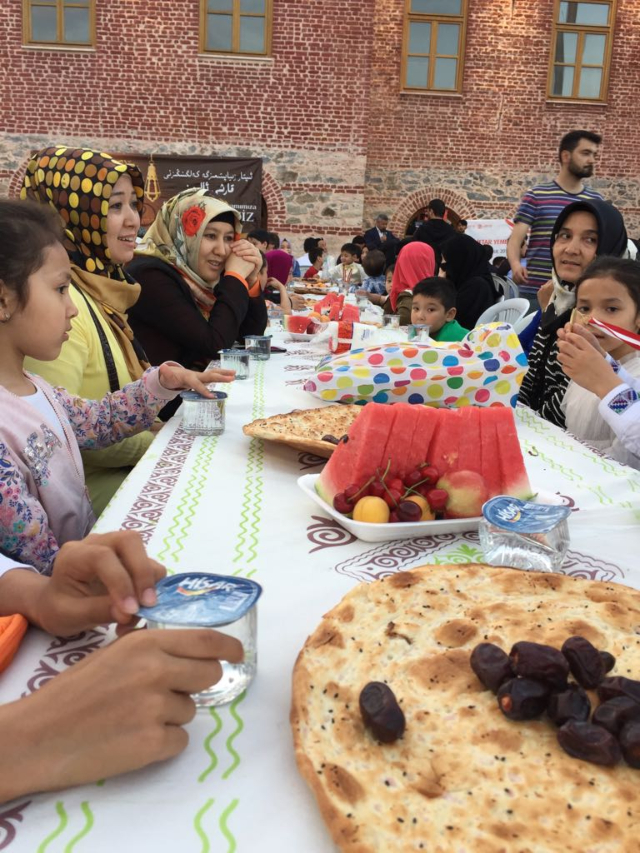 Donne e bambini uiguri, molti dei quali sono vedove e orfani celebrano l’iftar