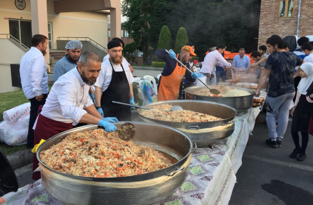 Grandi pentoloni di pilau, l'amato piatto nazionale uiguro