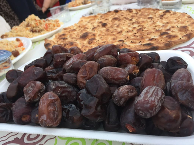 Datteri, pane naan e pilau il piatto tradizionale uiguro per rompere il digiuno