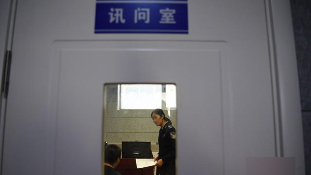 La camera degli interrogatori in una stazione di polizia