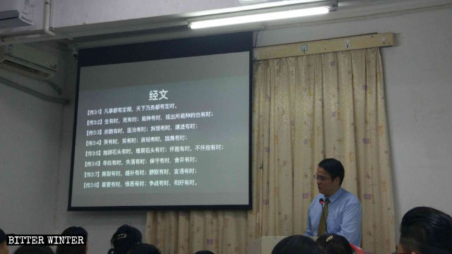 Il pastore Yang Xibo durante la predicazione