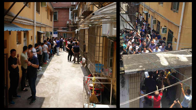 Personale governativo radunato all'ingresso