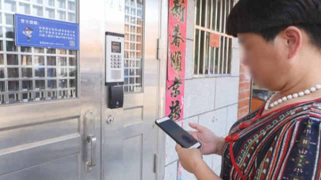 Un inquilino usa l'app dello smartphone per aprire la serratura intelligente
