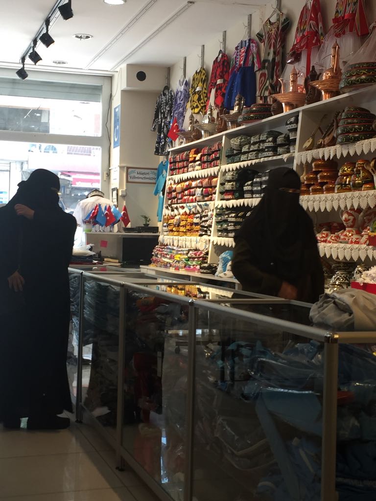 Donne uigure a Zeytinburnu, la zona dove si riuniscono la maggior parte degli uiguri di Istanbul