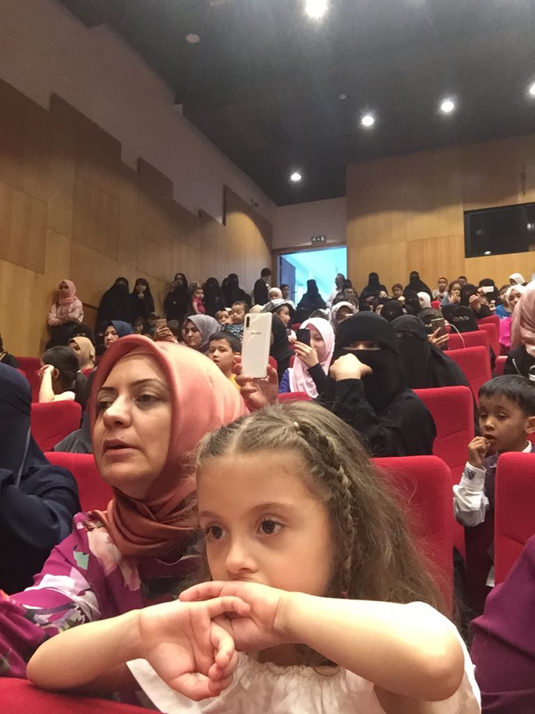 Donne uigure, la maggior parte delle quali sono vedove o separate dai loro mariti imprigionati indefinitamente nello Xinjiang, osservano i loro figli che prendono parte a una festa durante il Ramadan
