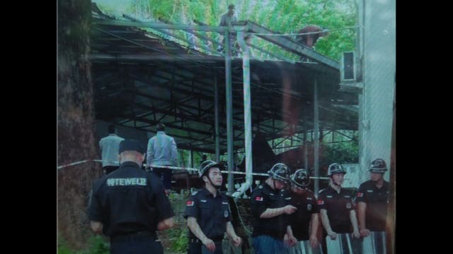 Un oratorio vicino a una chiesa cattolica nella città di Xitan viene demolito sotto il controllo di agenti di polizia armati