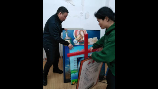 La croce e altri simboli religiosi sono stati eliminati dalla sala per le riunioni