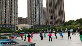 Persone mentre fanno ginnastica aerobica con canti buddhisti