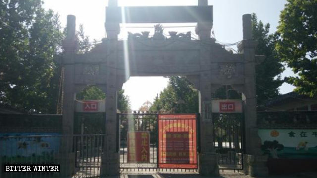 L'ingresso al parco è stato chiuso e sul cancello è stato posto un avviso con scritto «Lavori in corso nel parco vietato l’ingresso»