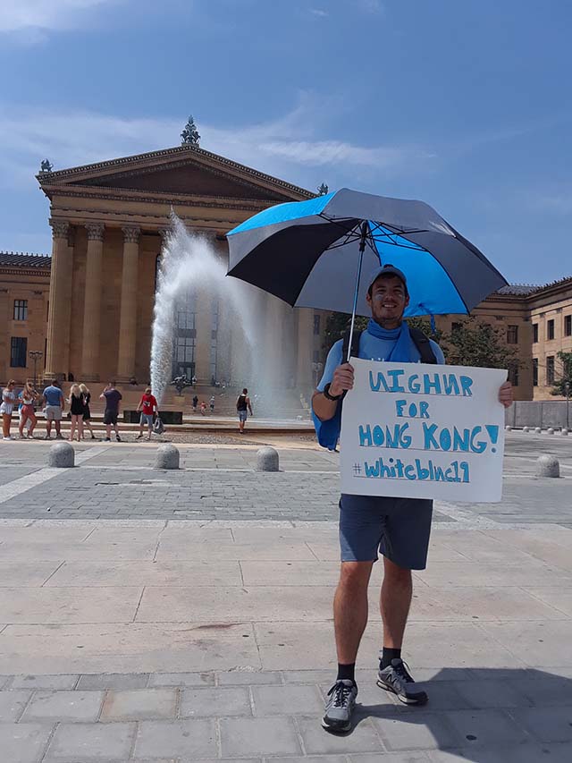 Matt Tucker, uno degli organizzatori della protesta pacifica di portata internazionale #WhiteBlue19