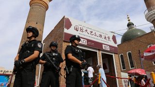 Polizia speciale in servizio in una strada dello Xinjiang