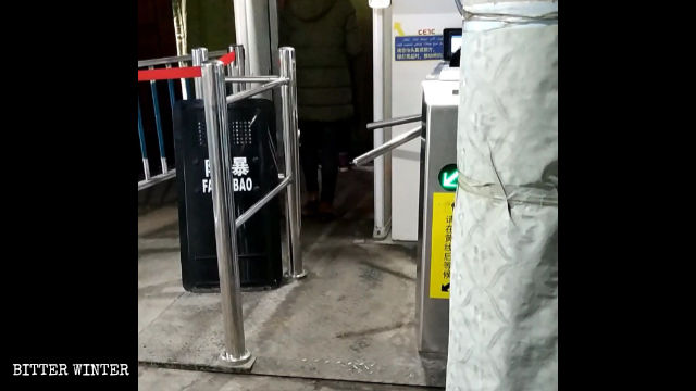 L'ingresso con controllo di sicurezza in un mercato all'ingrosso a Urumqi