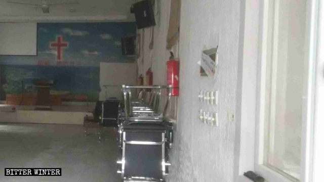 Il sigillo sul contatore elettrico nella sala per riunioni di una chiesa del network di Sola Fide nella città di Yuhuan