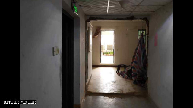 La porta del luogo di incontro è stata demolita