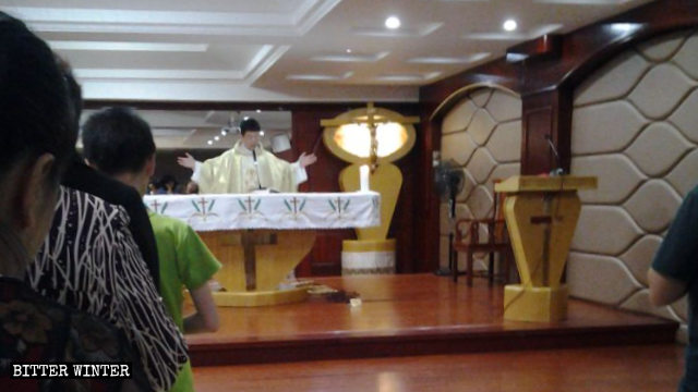 Il sacerdote stava celebrando la messa quando il personale del comitato di quartiere è entrato nella chiesa
