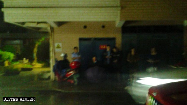 Agenti di polizia di guardia all’esterno del luogo di culto
