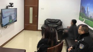 Una ragazza ragazza il dramma della sua famiglia. I genitori sono nei campi di concentramento dello Xinjiang e i tre figli sono stati lasciati soli
