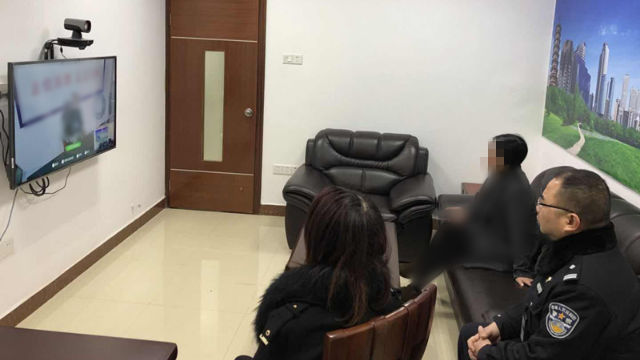 Una ragazza ragazza il dramma della sua famiglia. I genitori sono nei campi di concentramento dello Xinjiang e i tre figli sono stati lasciati soli
